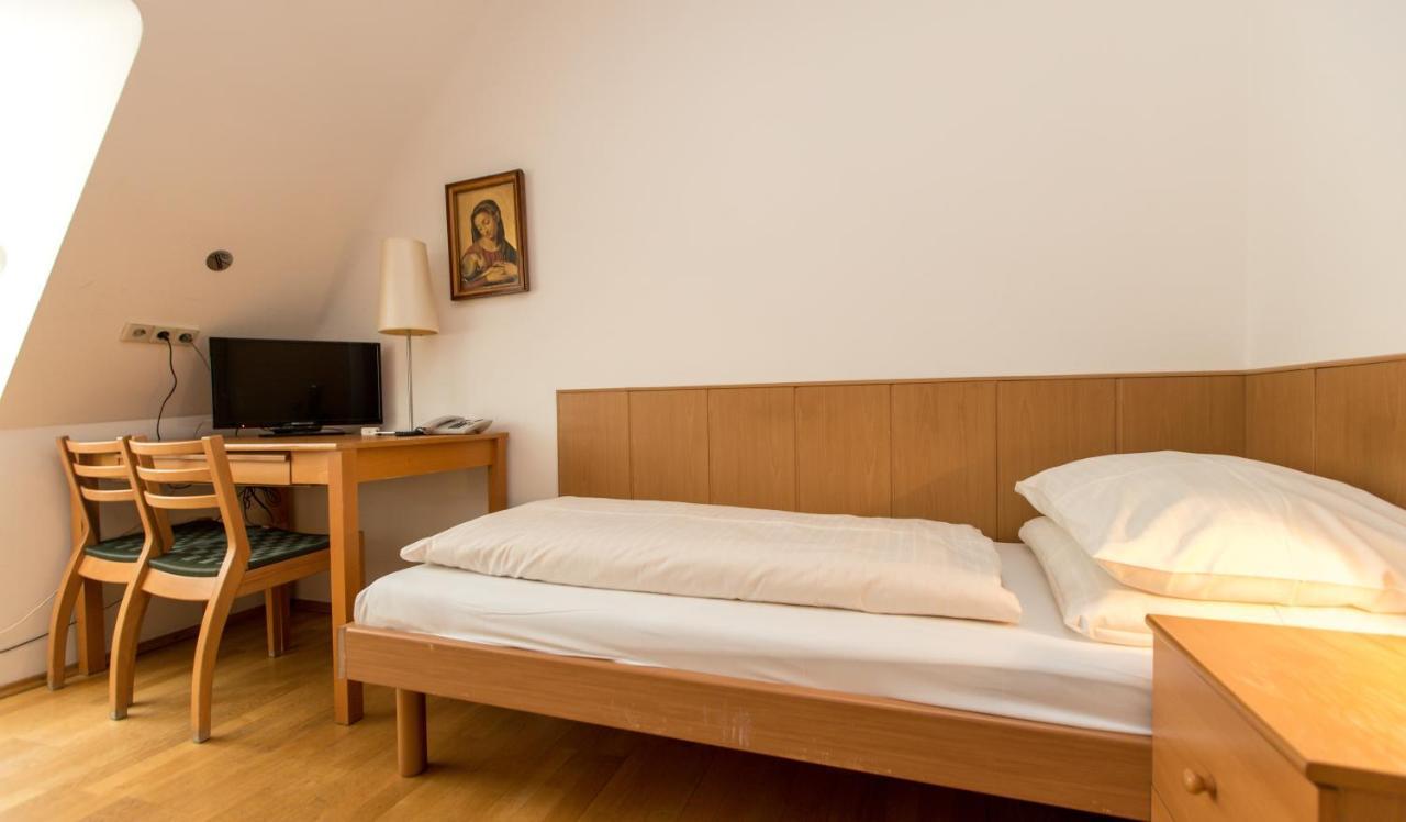 Deutscher Orden Hotel *